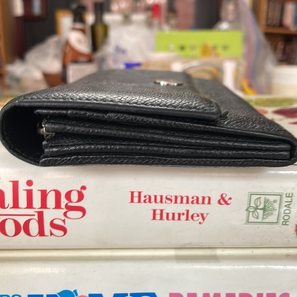 🎁PRICE REDUCED BLACK BVLGARI BIFOLD/WALLET. PRELOVED JUST 3X (FREE GIFT 🎁 - Picture 10 of 11